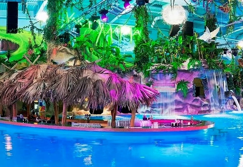 В Киеве аквапарк "Дрим Таун" с баром на воде
